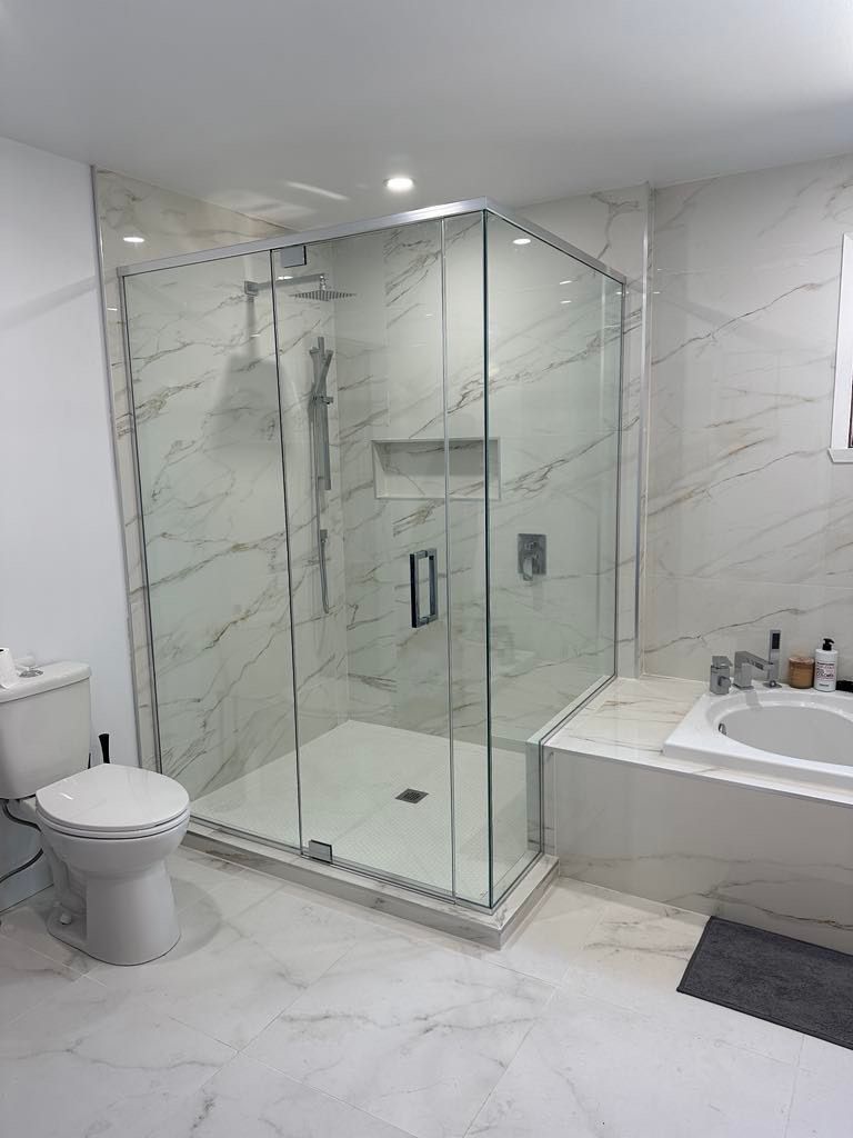 Une salle de bain avec douche à l'italienne, WC, baignoire et cabine de douche.