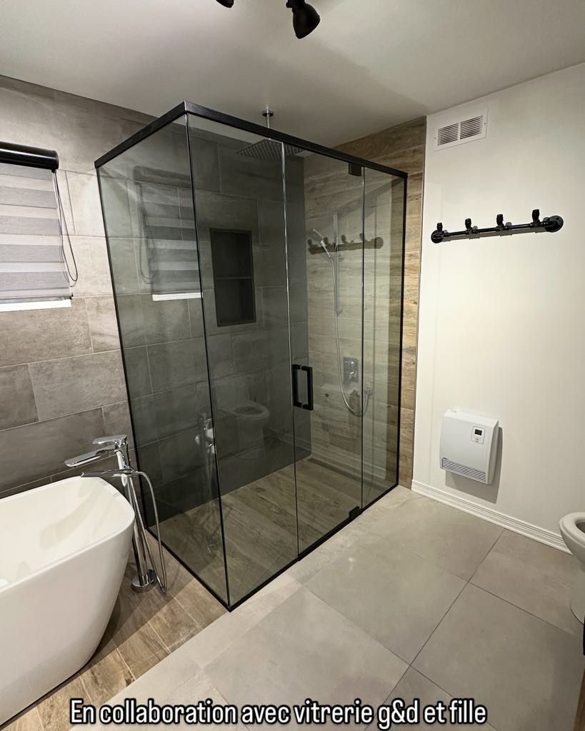 Une salle de bain avec une douche à l'italienne et une baignoire.