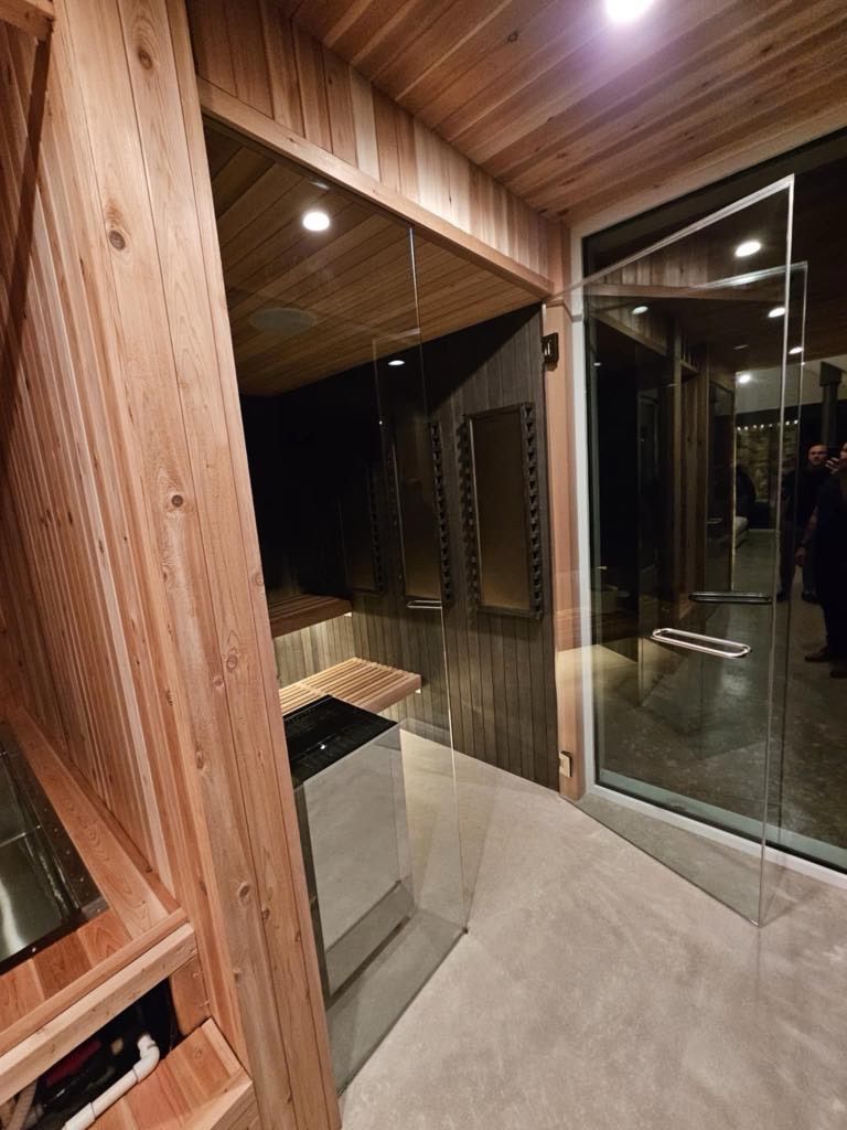 Une pièce avec beaucoup de portes vitrées et des murs en bois.