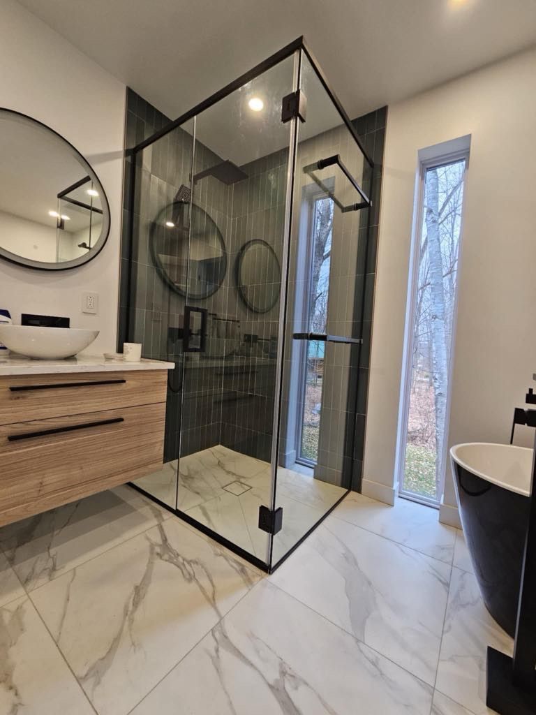Une salle de bain avec douche à l'italienne, lavabo, miroir et baignoire.