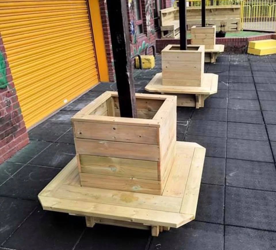 Post Planter with Benches