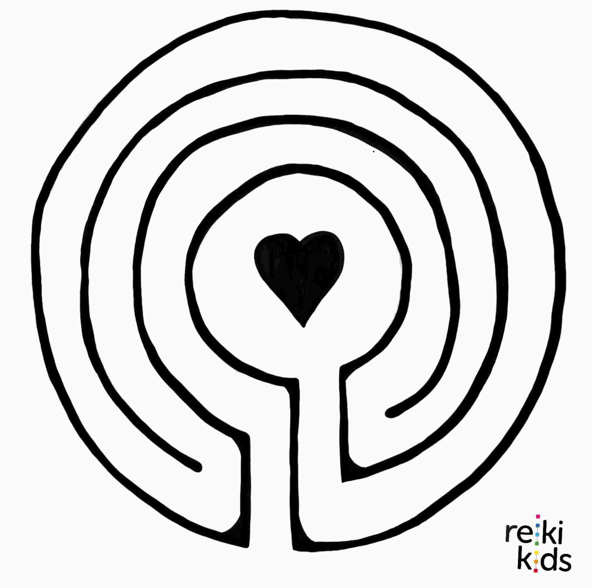 Zwart, doolhofachtig spiraalvormig logo met een hart in het midden op een witte achtergrond.