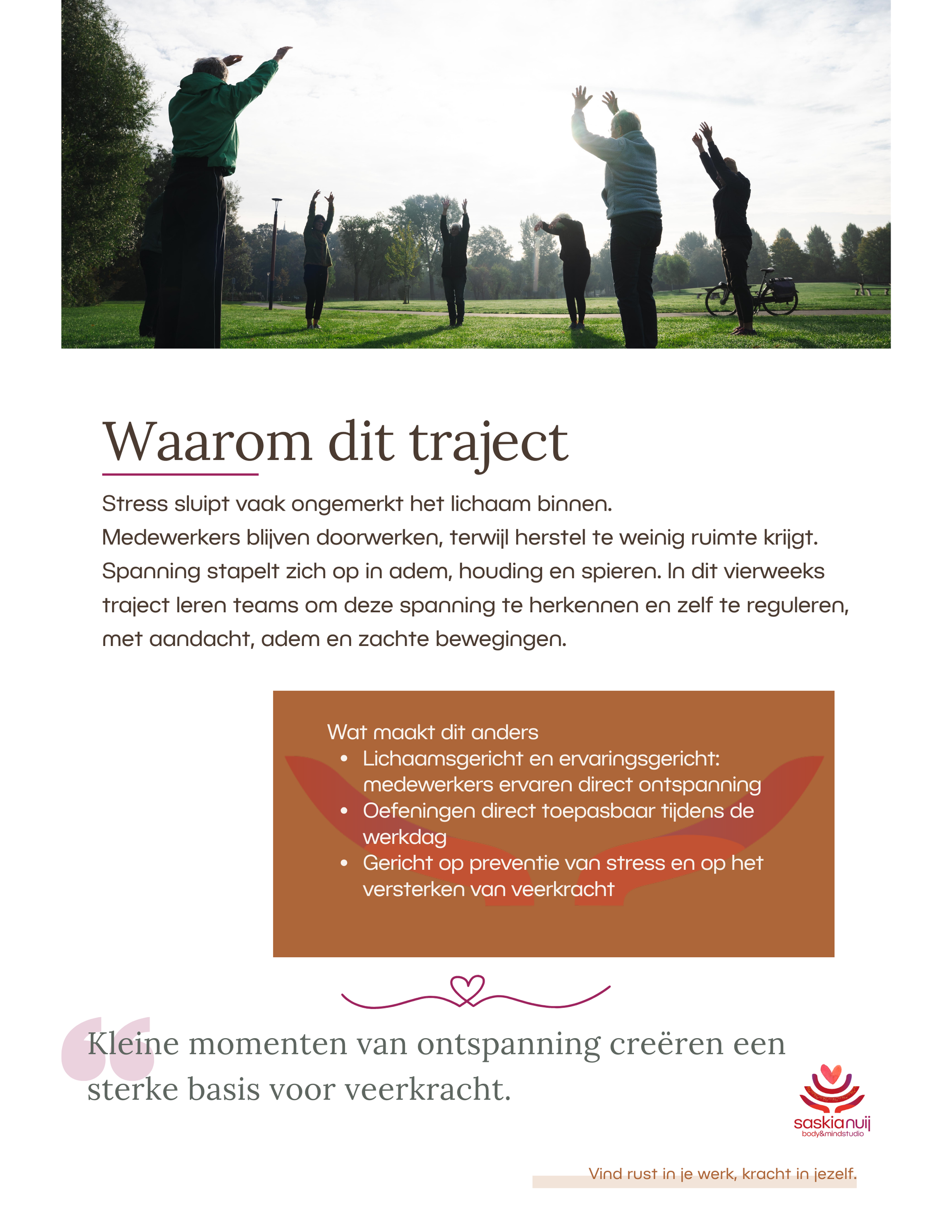 Mensen doen yoga-oefeningen in de buitenlucht op het gras met bomen op de achtergrond, posterindeling hieronder.