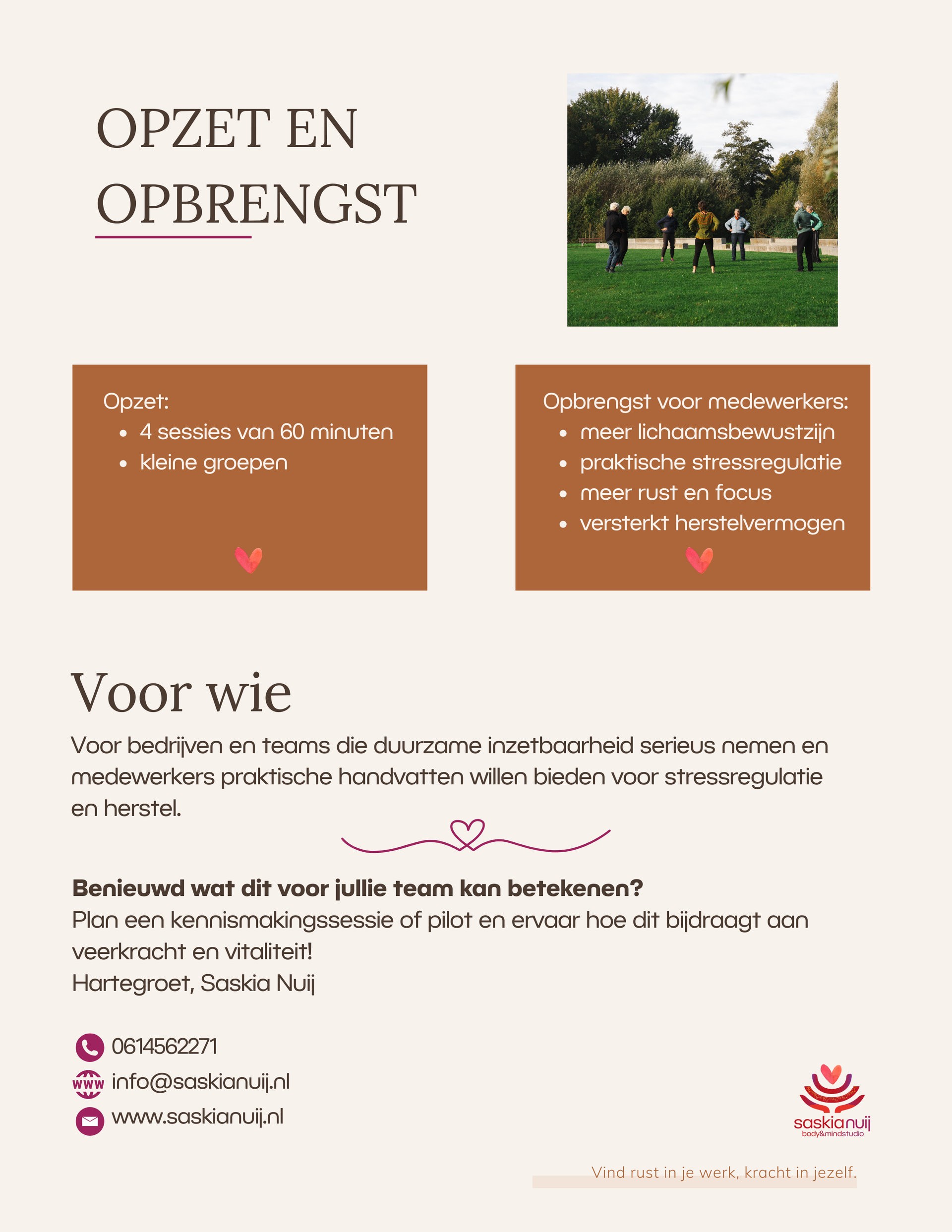 Bruin-crème Nederlandse evenementflyer met kleine groepsfoto in de buitenlucht en tekstblokken.