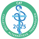 Groen CAT-logo in cirkelvorm met een blauwe staf en slangensymbool, en het jaartal 2025, met de tekst