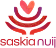 Het logo van Saskia Nuj bestaat uit een roze-rood hart en gestileerde rode bogen boven de naam.