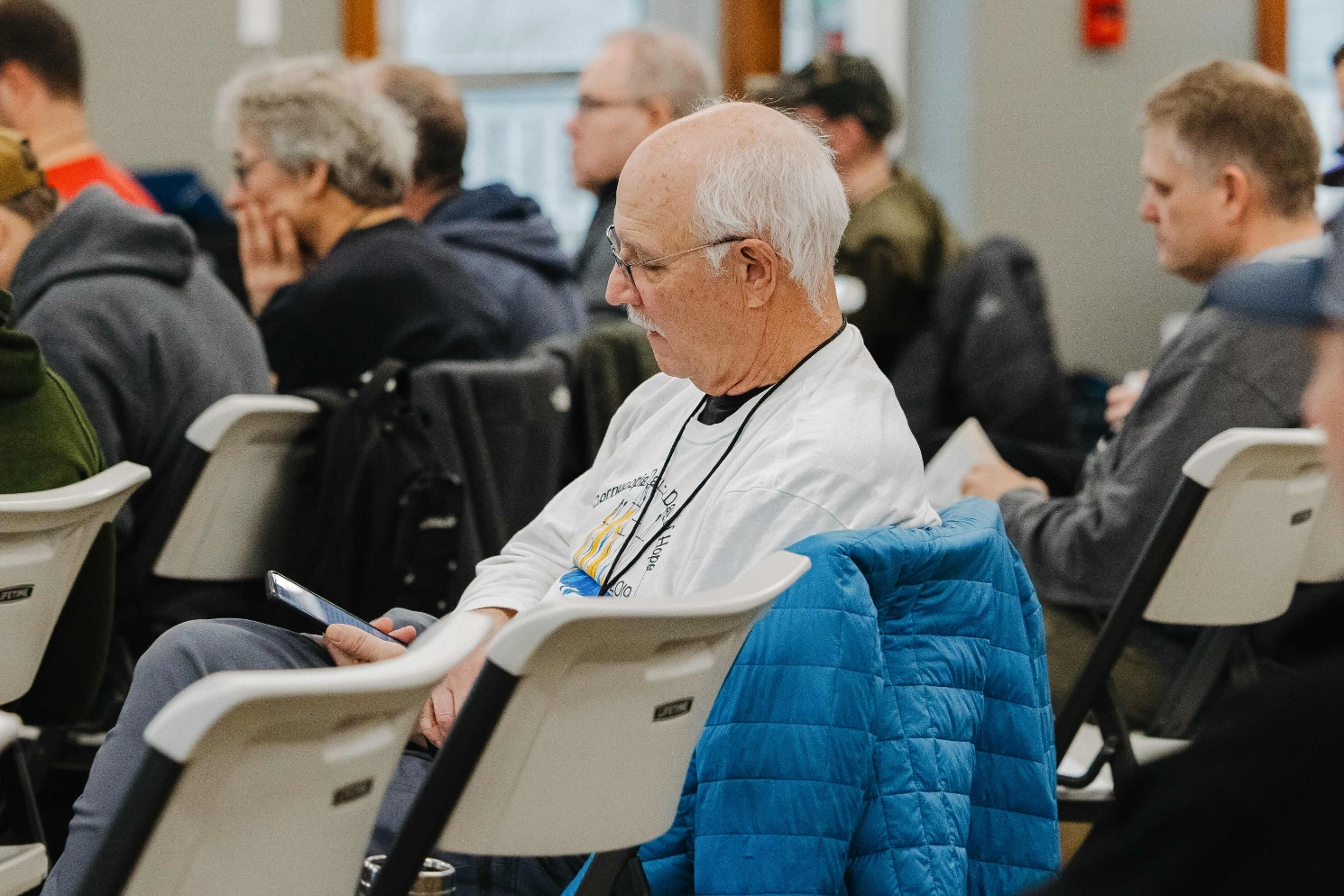 A group of people are sitting in chairs in a room.