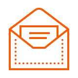 Um grupo de pessoas está em fila em frente a uma porta.