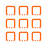 Um grupo de pessoas está em volta de mesas em uma sala.