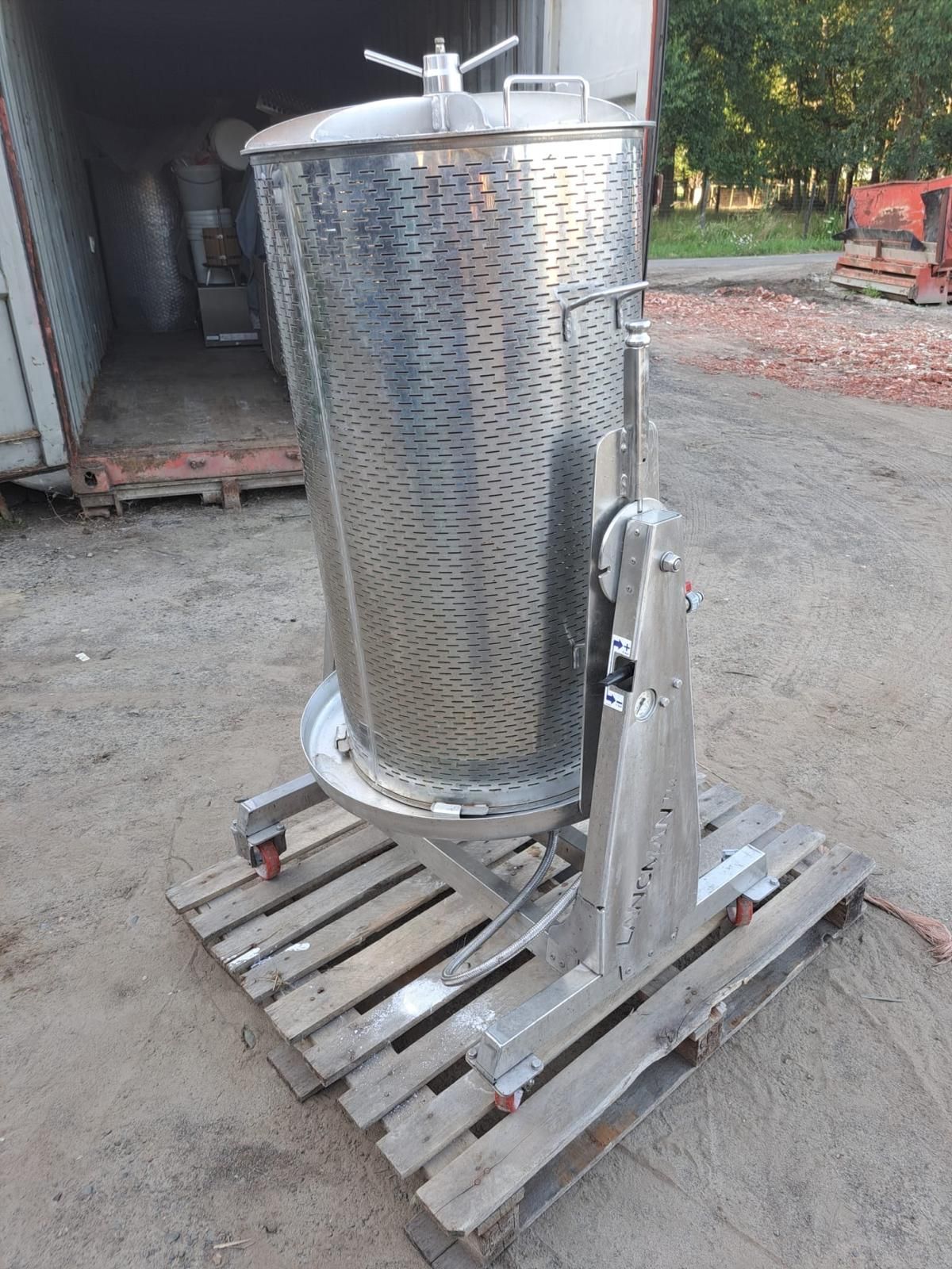 Verrijdbare pneumatische druivenpers van 205 liter met perforaties voor gecontroleerde persing
