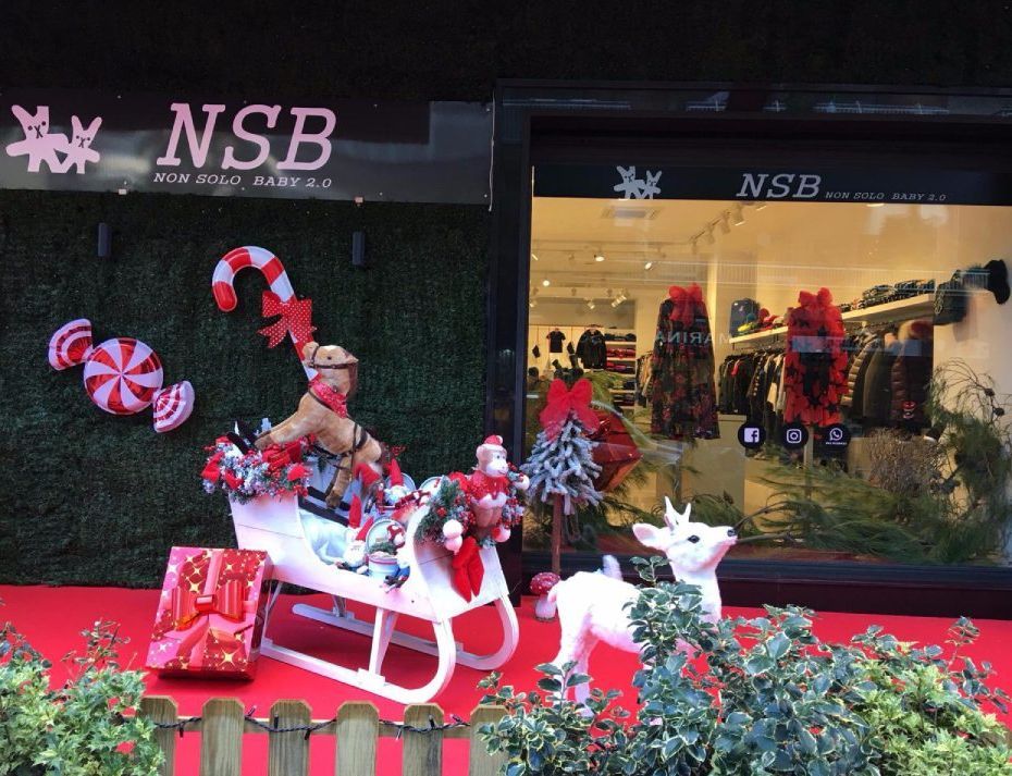 allestimento natalizio con babbo natale per negozio