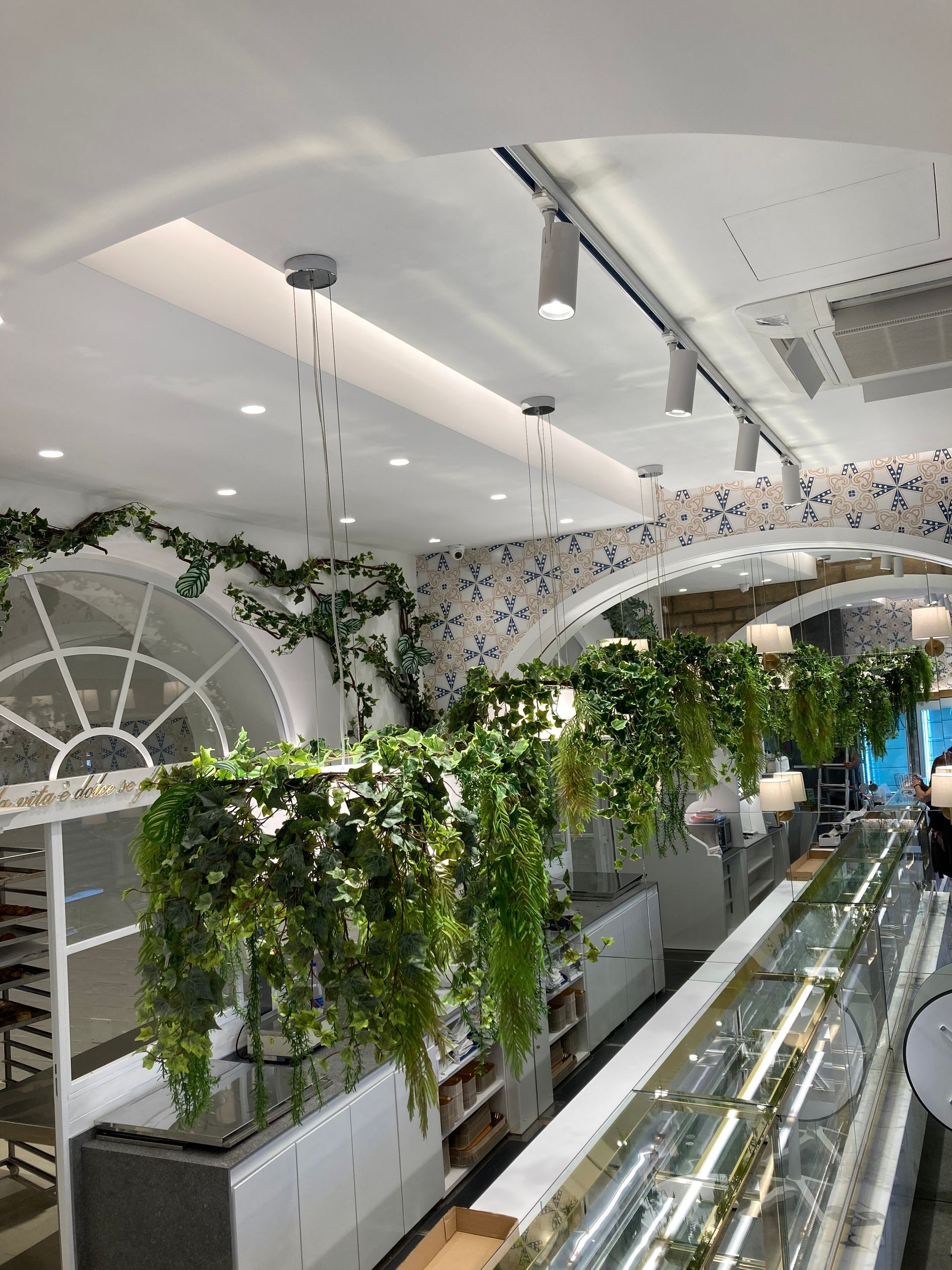 Addobbi con painte artificiali per ristorante