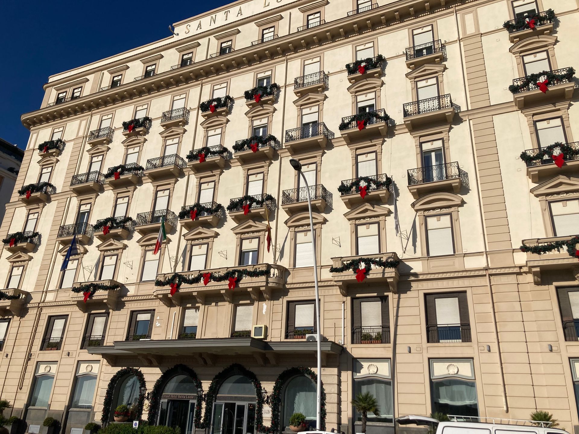 Hottel con facciata addobbata con decorazioni natalizie