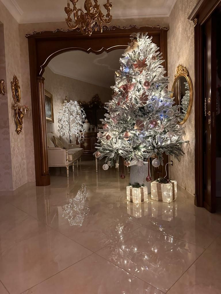 Hall albergo con albero di Natale addobbato
