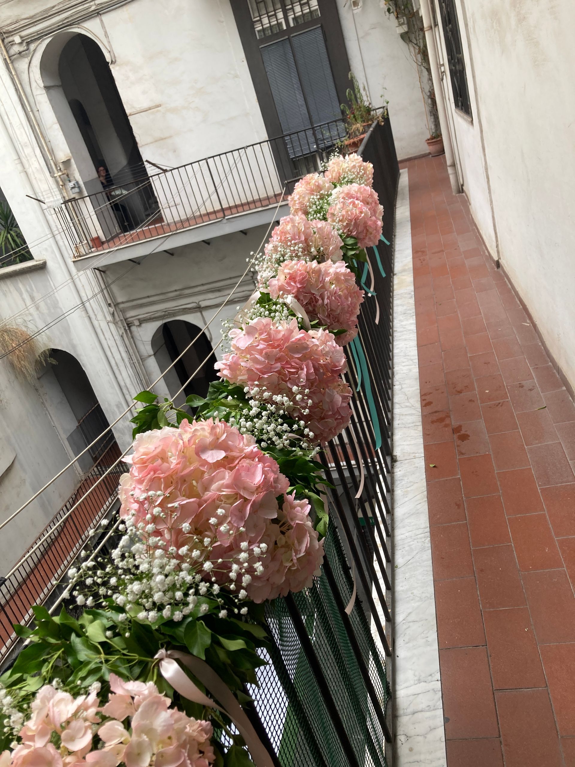 Matrimonio con addobbi floreal balconata icasa della sposa