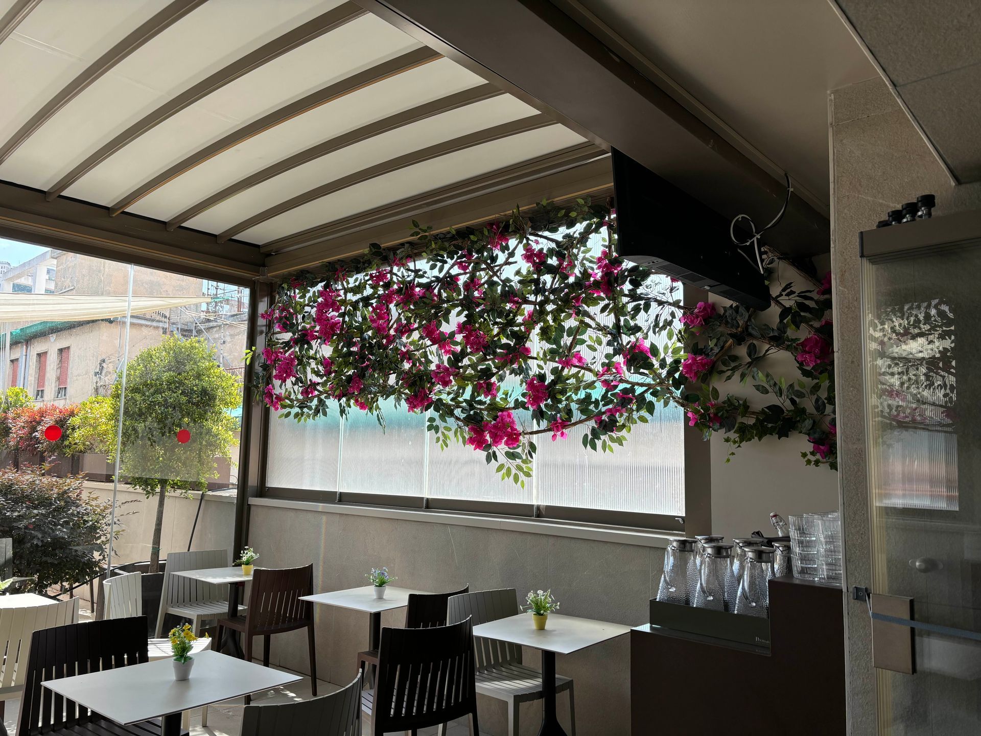 Ristorante con allestimento piante artificiali