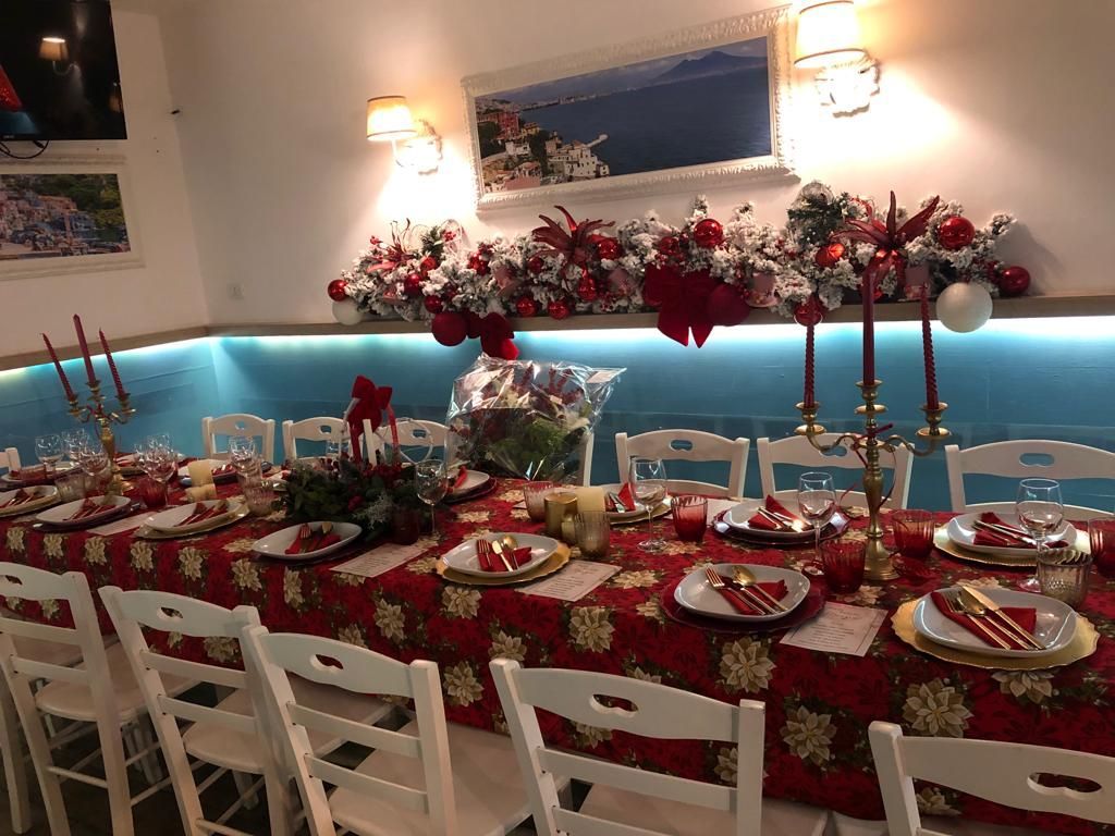Cerimonia con addobbi natalizi in ristorante