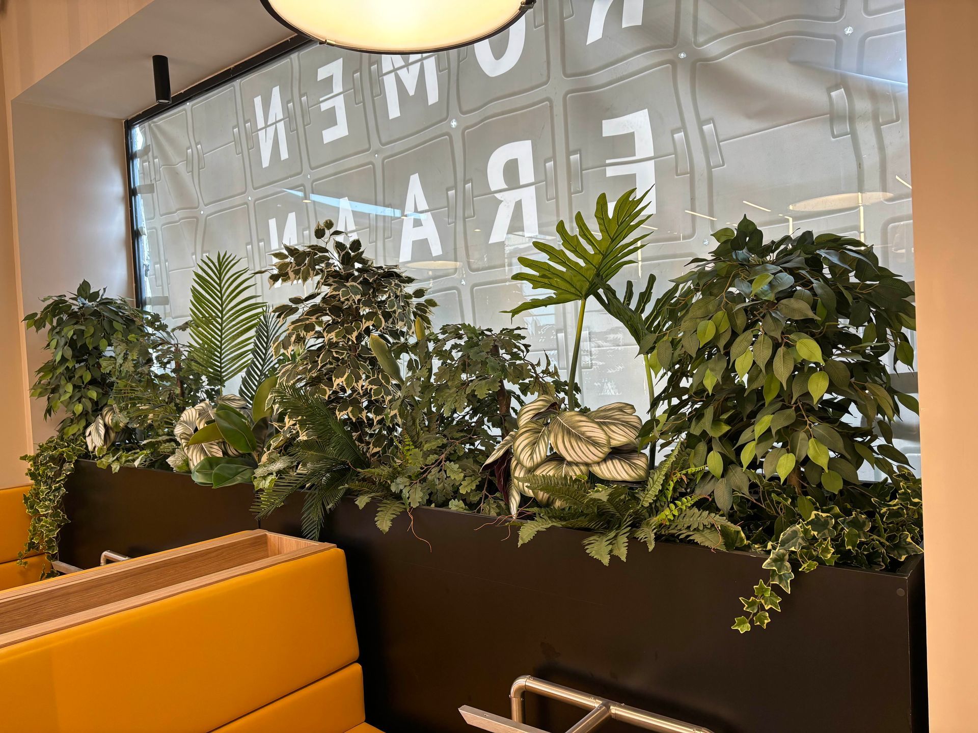 Fioriera interna ristorante con piante artificiali