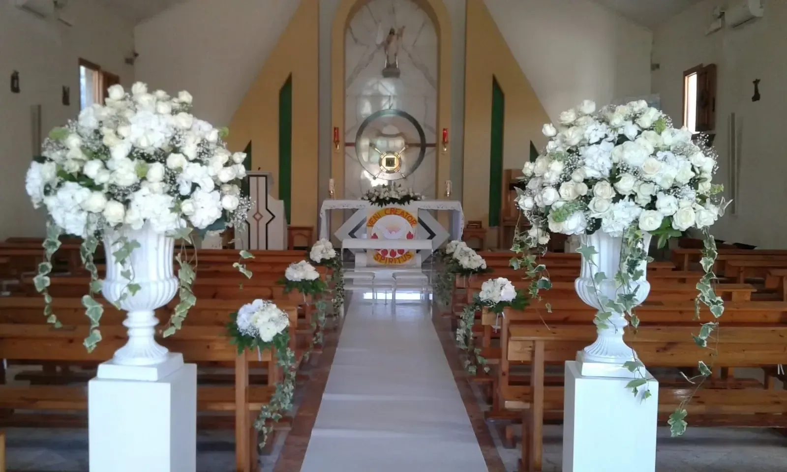 Chiesa addobbata con fiori per matrimonio