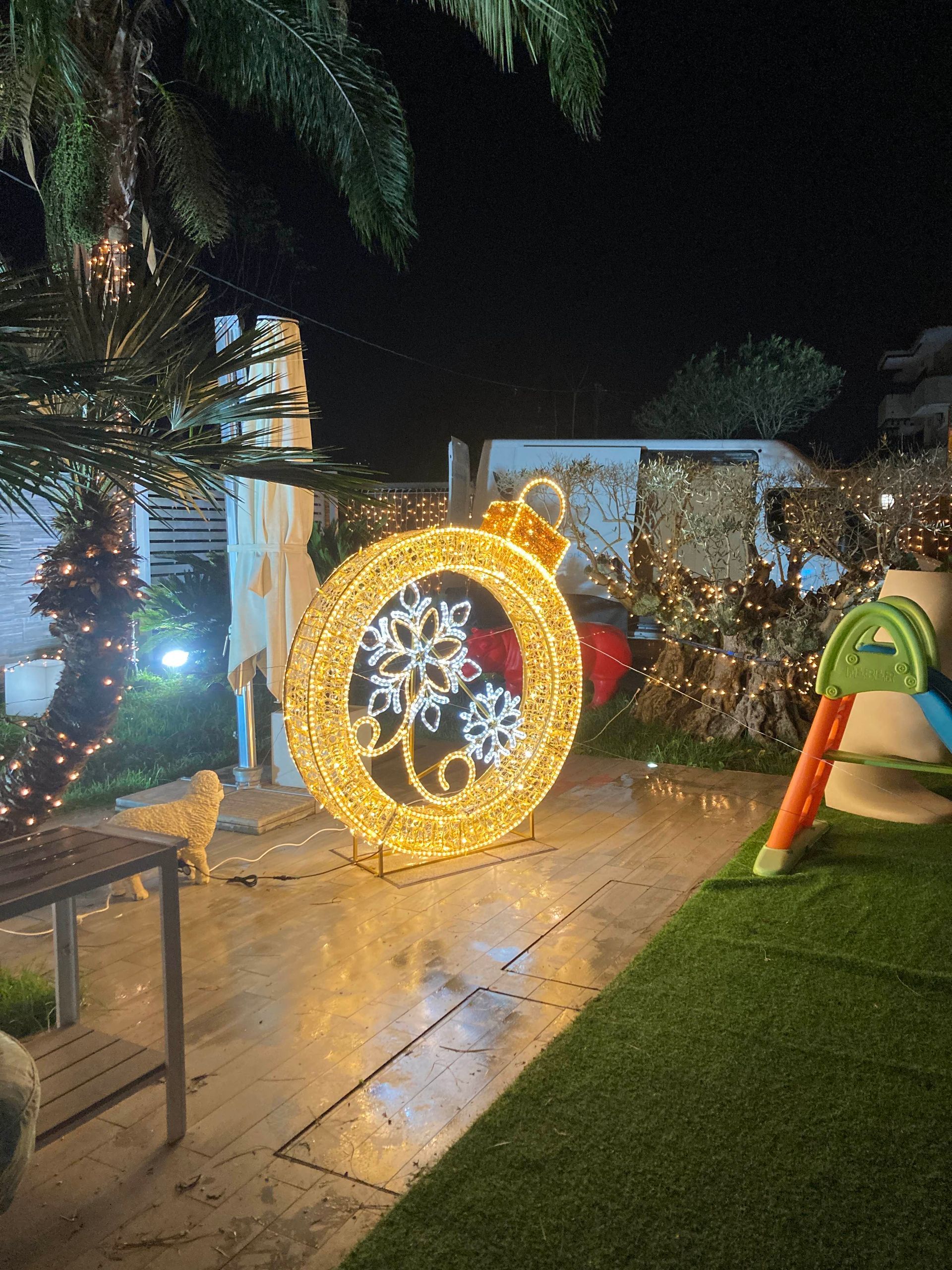 Giardino con allestimento natalizio