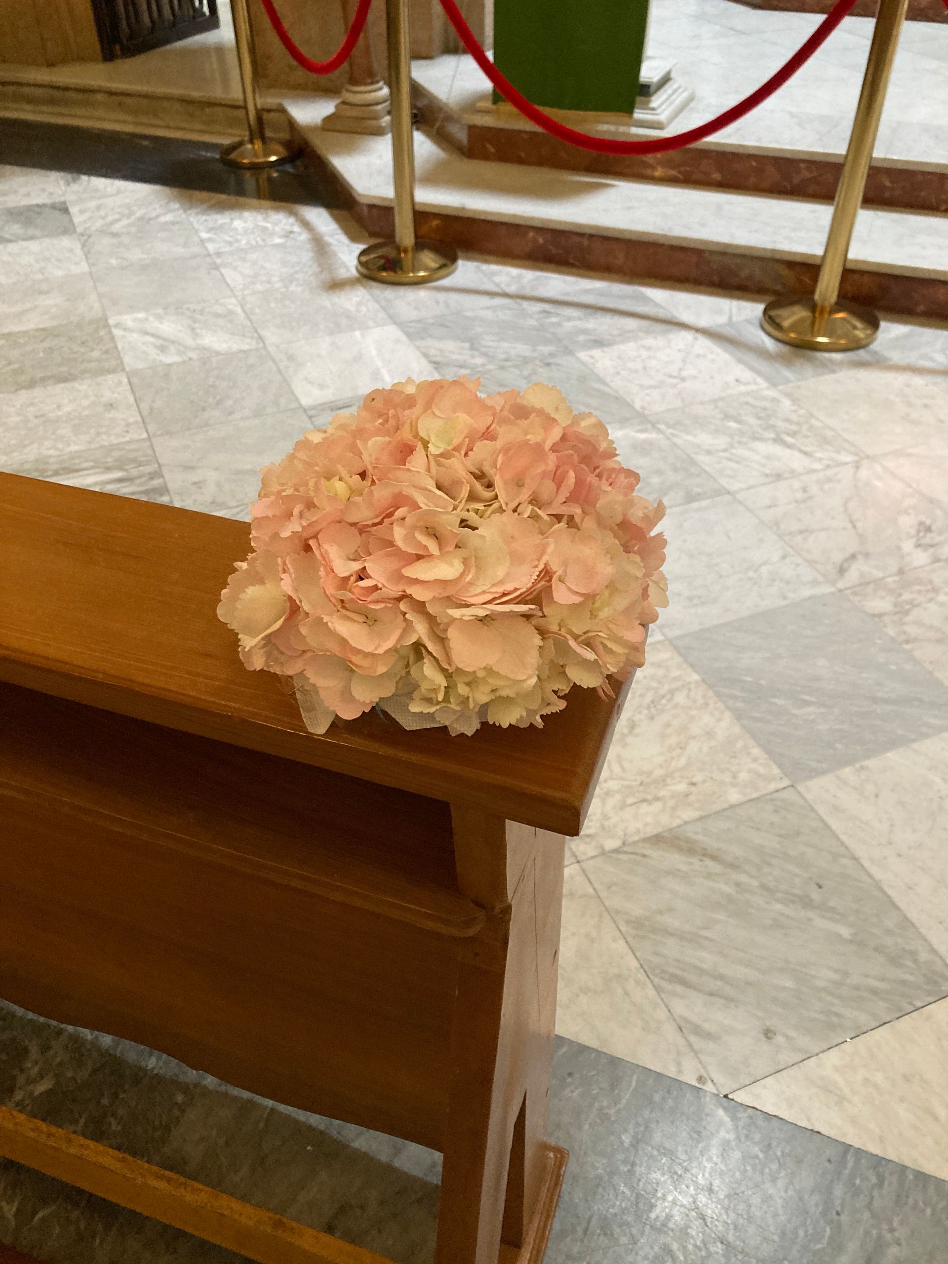bouquet di fiori su oanca interno chiesa