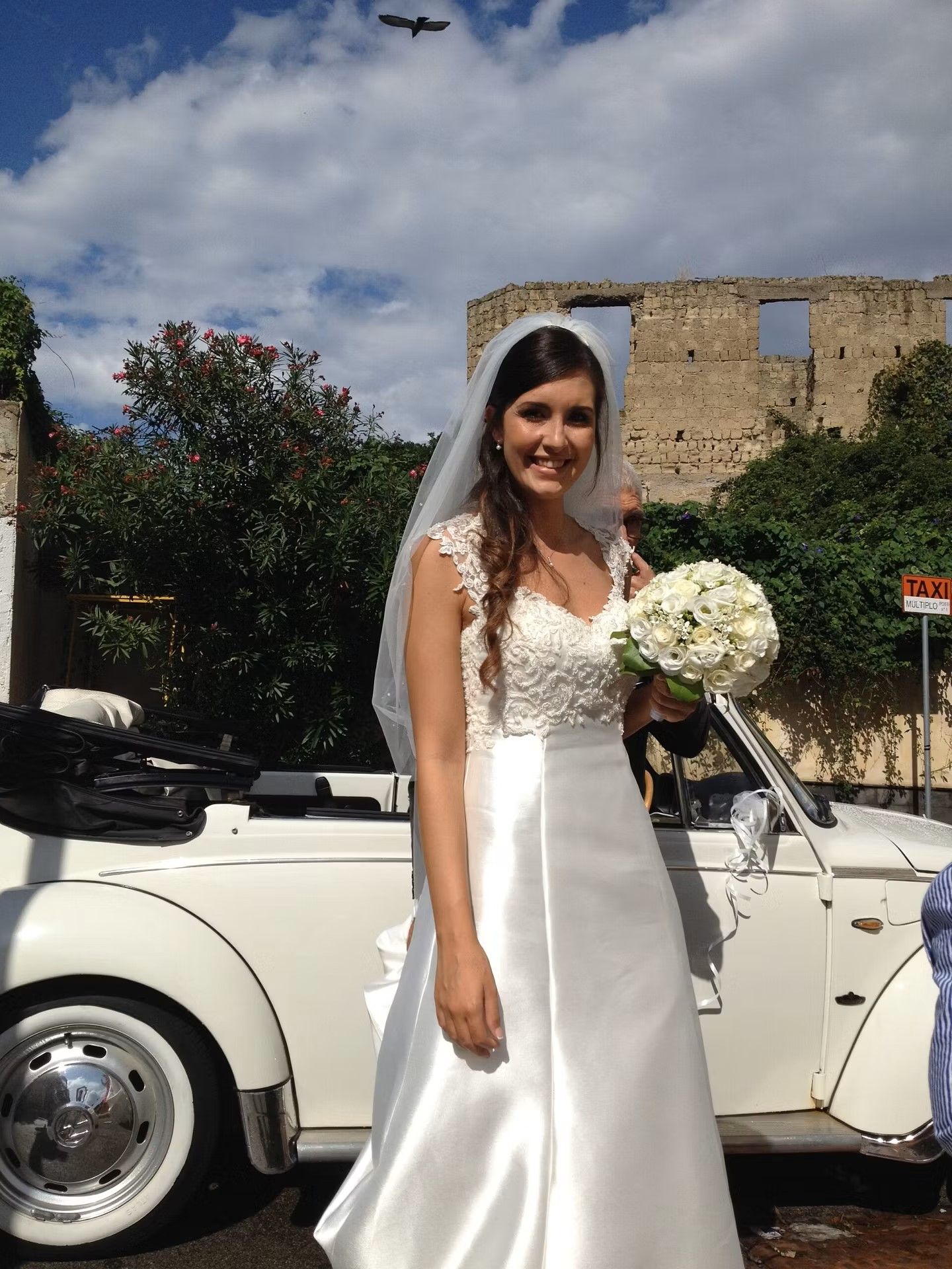 Sposa con bouquet di fiori