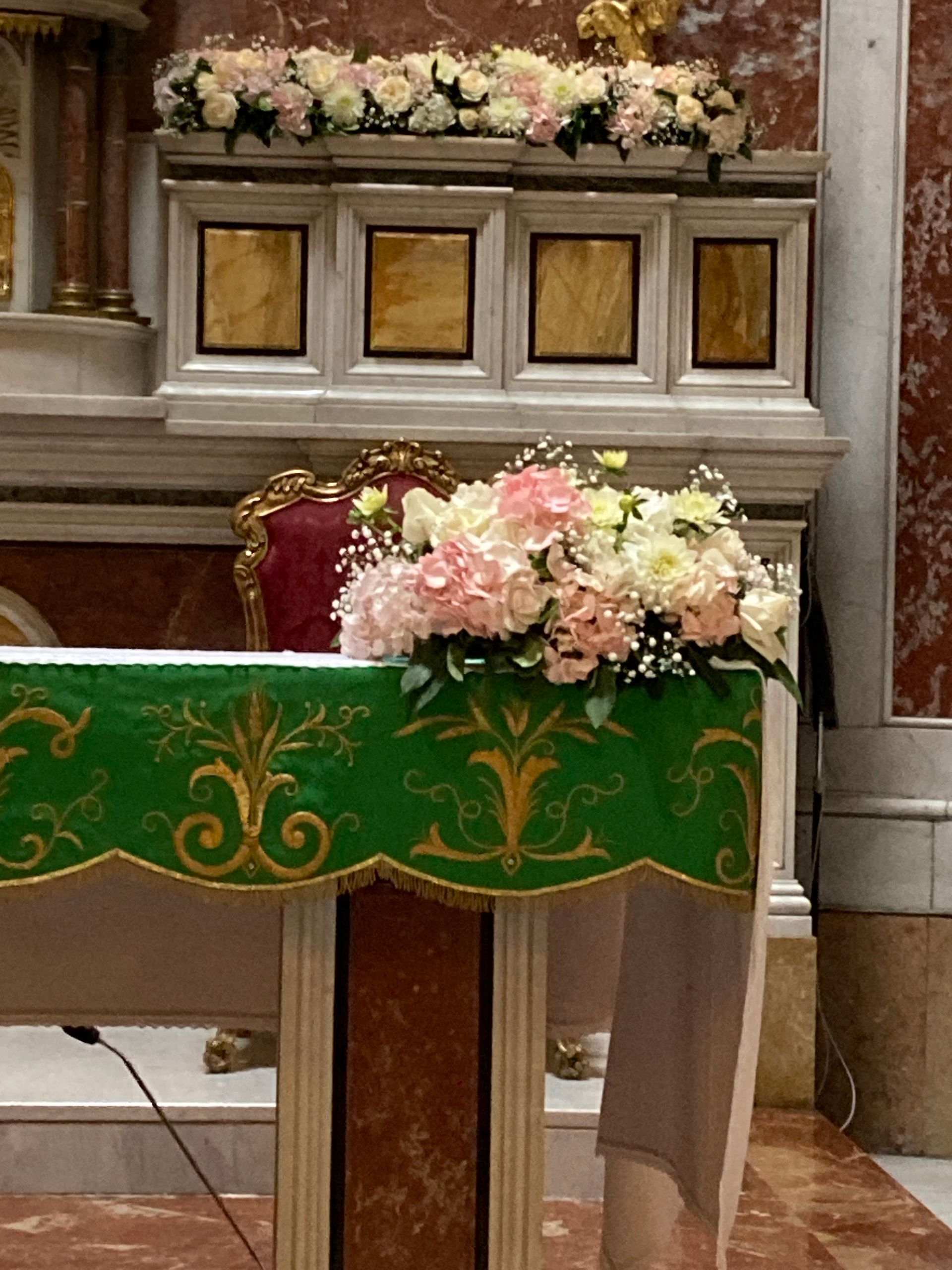 Chiesa con composizioni floreali per matrimonio