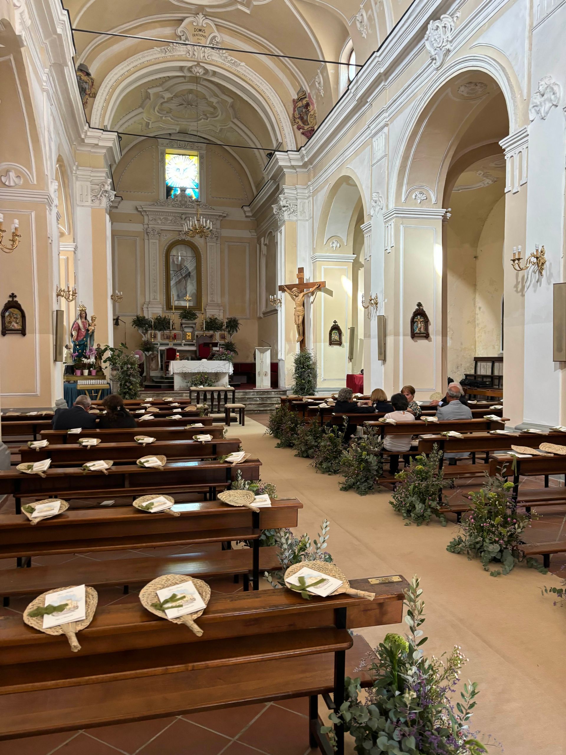 Chiesa con addobbi per matrimonio