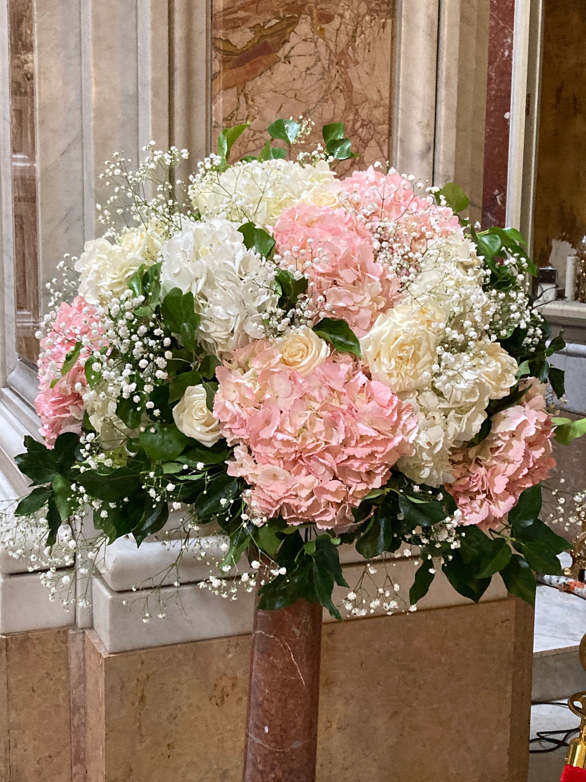 Bouquet di fiori per matrimonio in chiesa