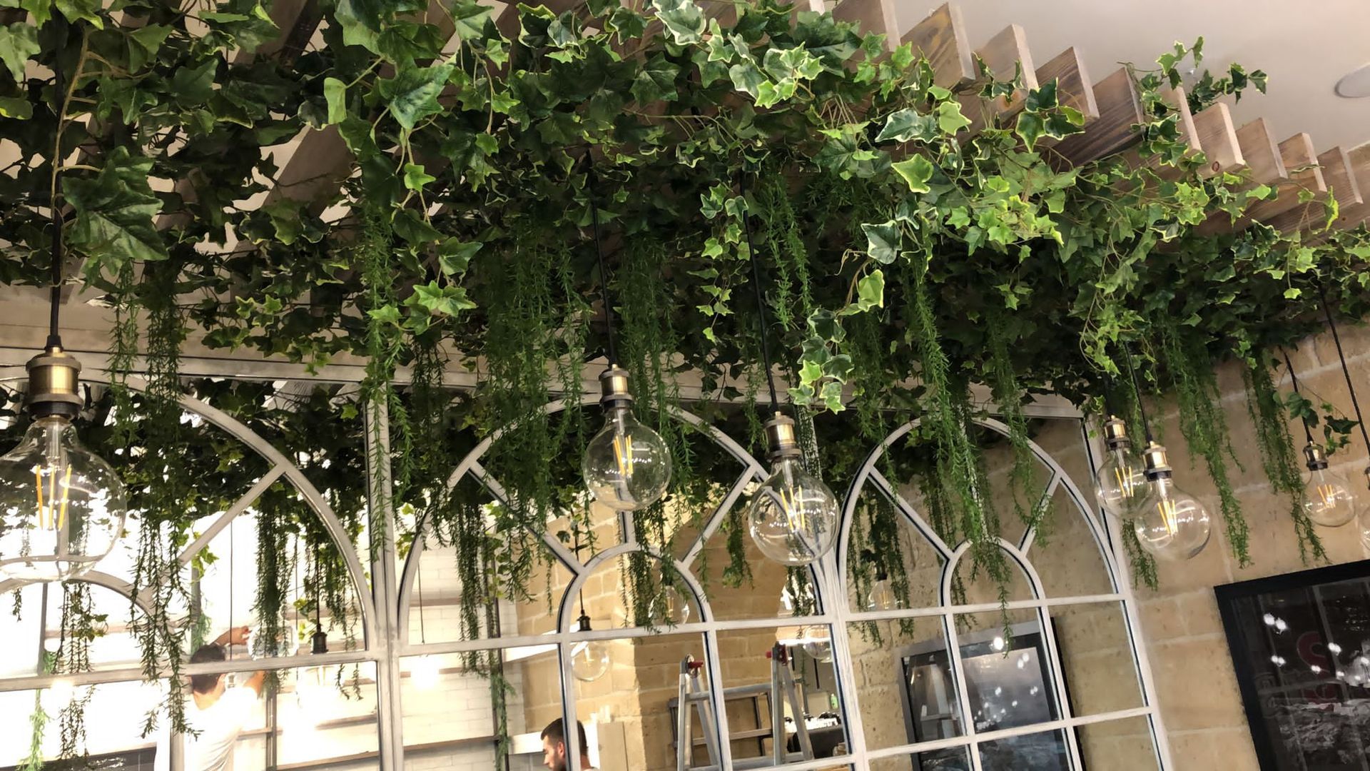 Copertura con piante artificiali a cascata per ristorante