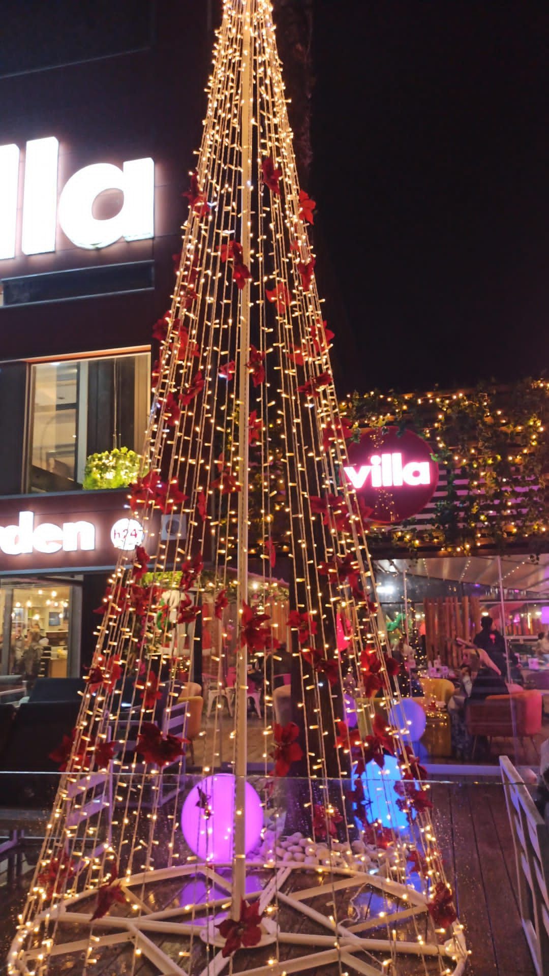 Decorazione natalizia con luci a forma di albero