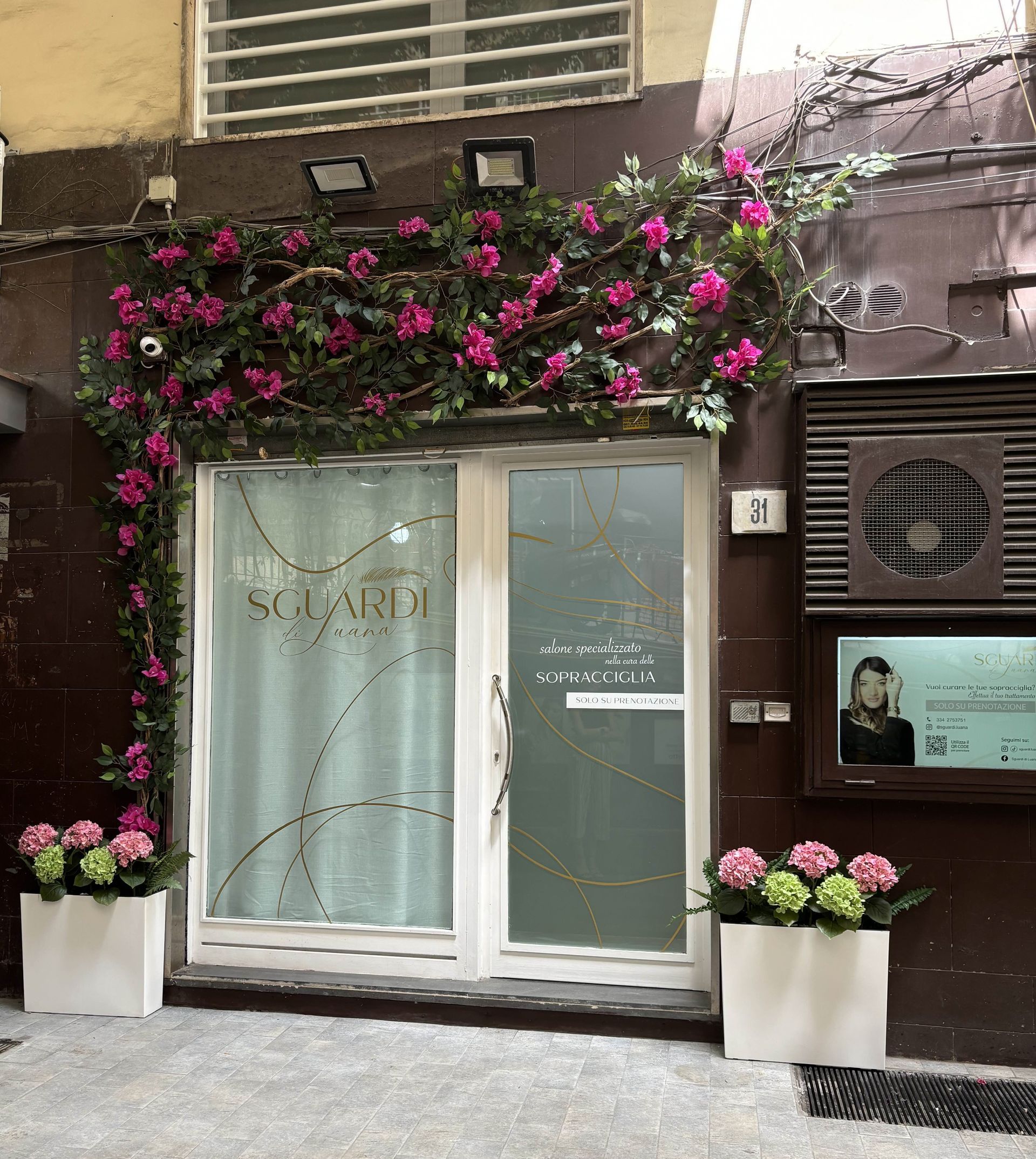 Entrata centro estetico con piante aritficiali