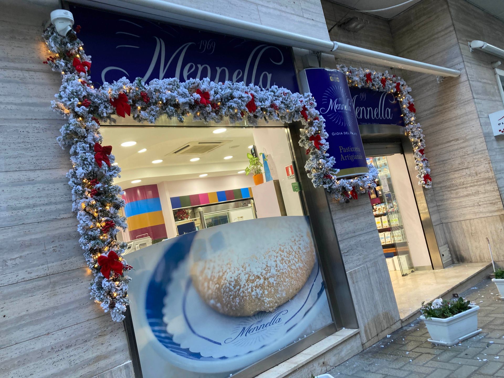 Entrata pasticceria con addobbi natalizi