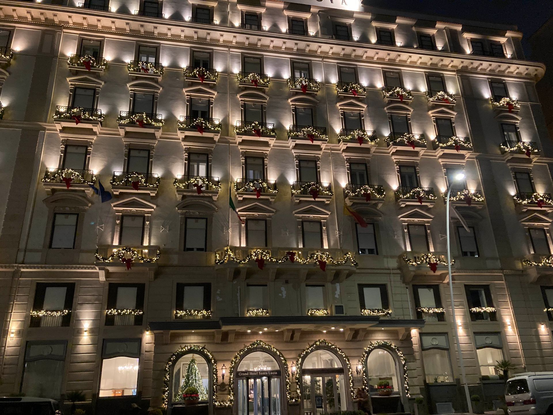 Facciata hotel con luminarie e addobbi natalizi