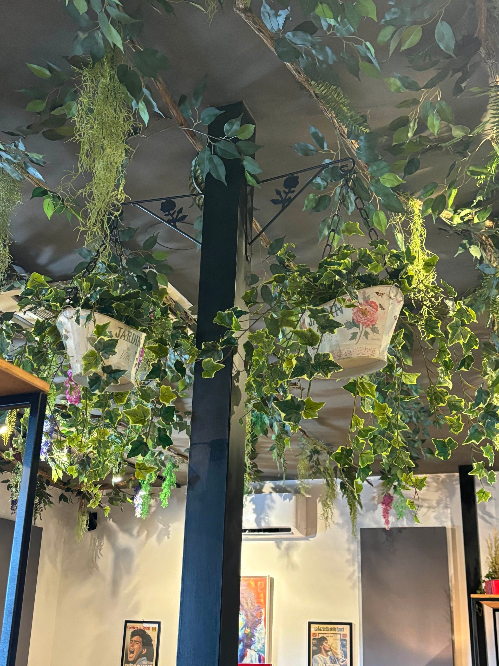 Allestimento con piante artificiali sospese