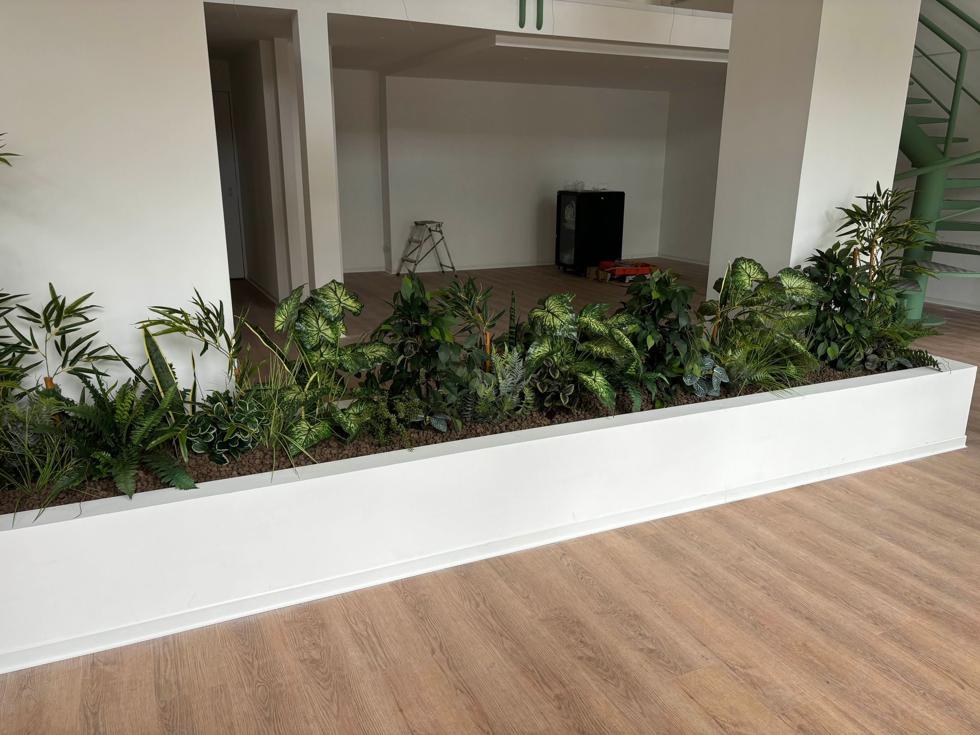 Fioriera con piante artificiali