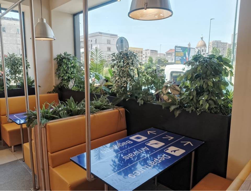Fioriera interna ristorante con piante artificiali