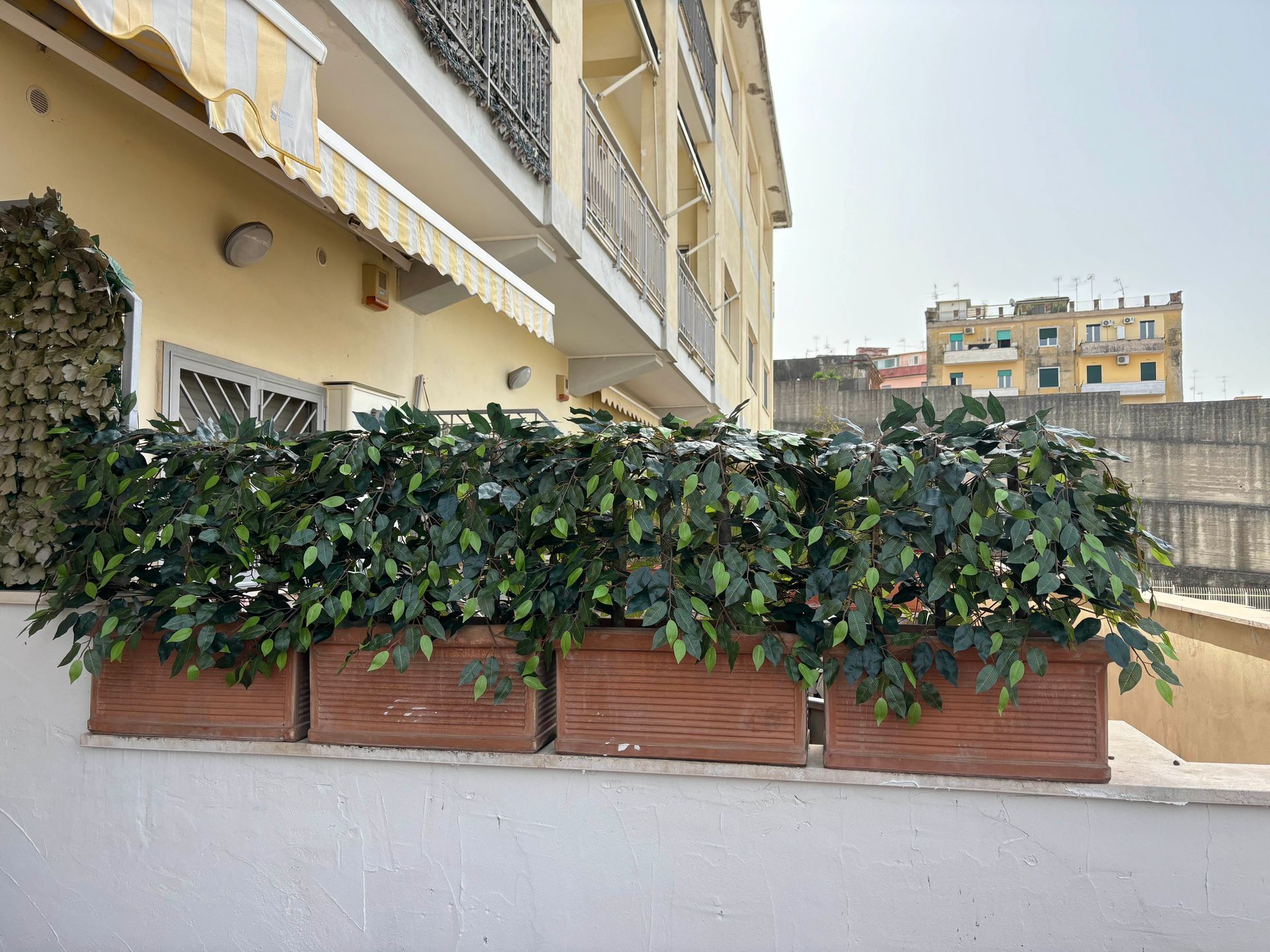 Fioriere con piante artificiali