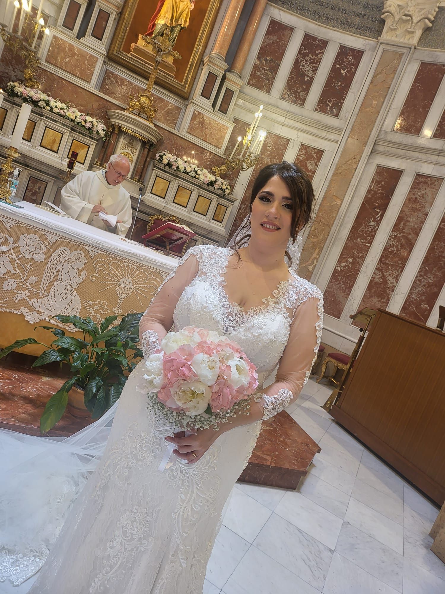 Sposa con bouquet di fiori