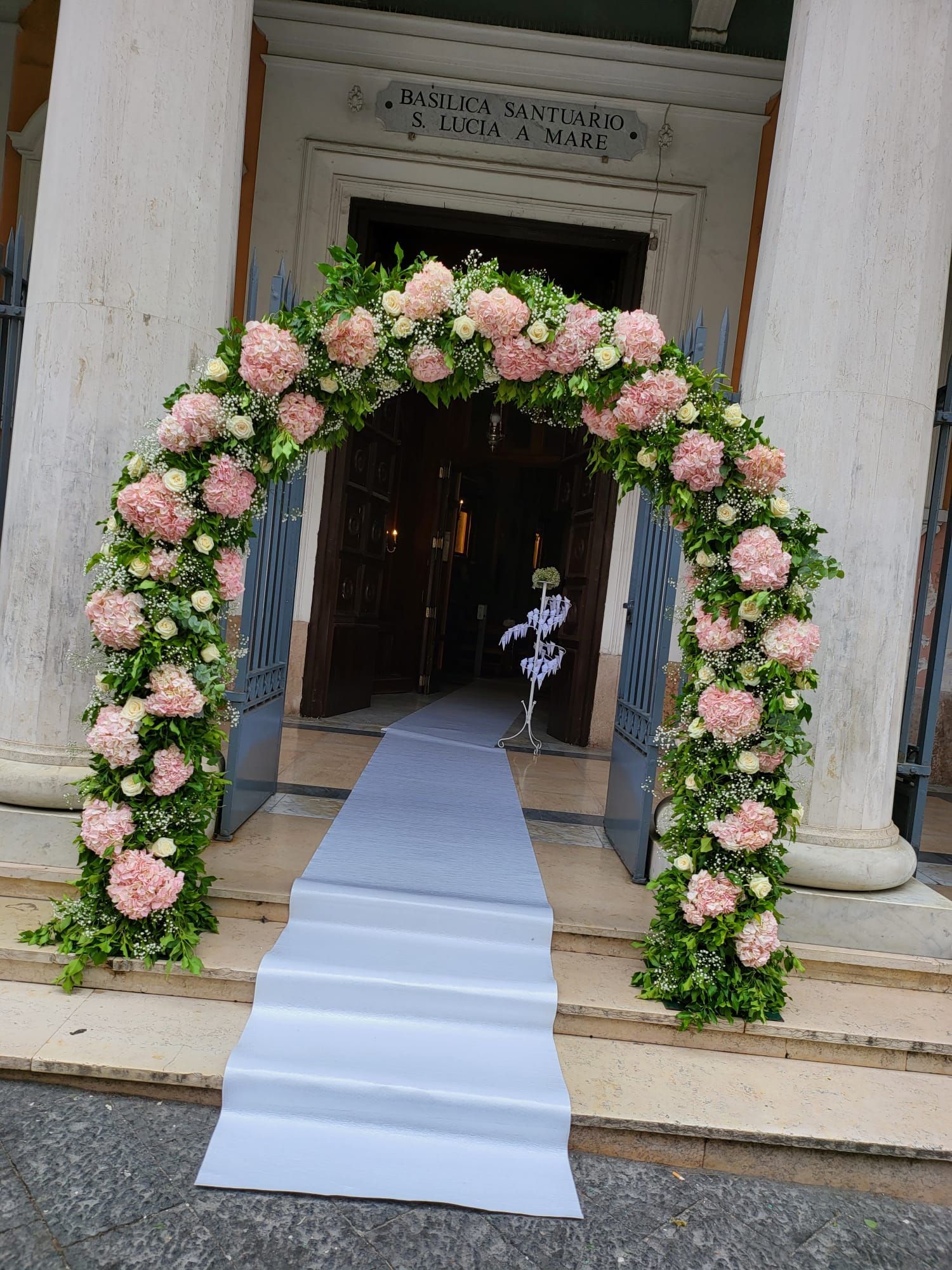 Composizioni di fiori estern chiesa per matrimonio