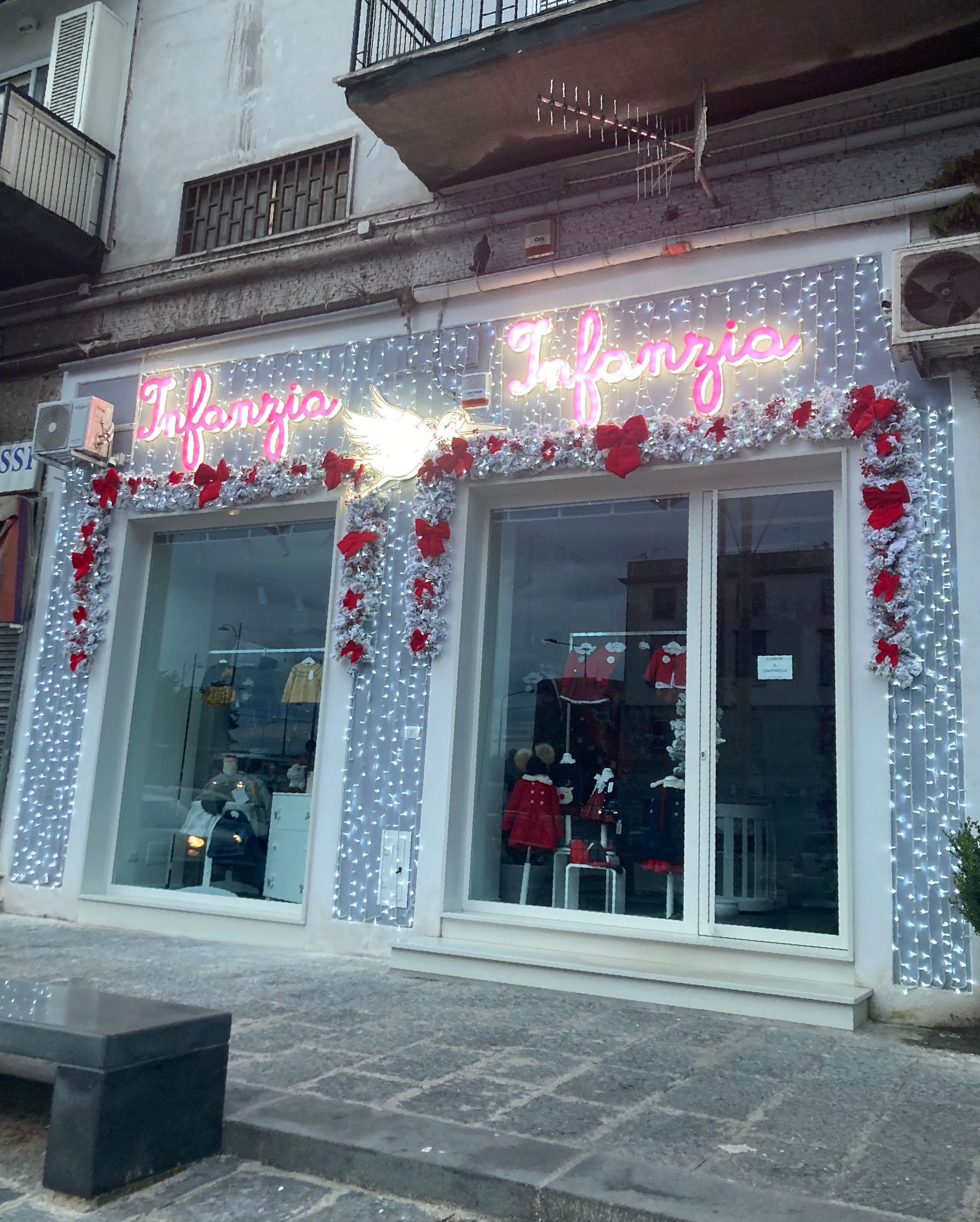 Negozio con luci natalizie