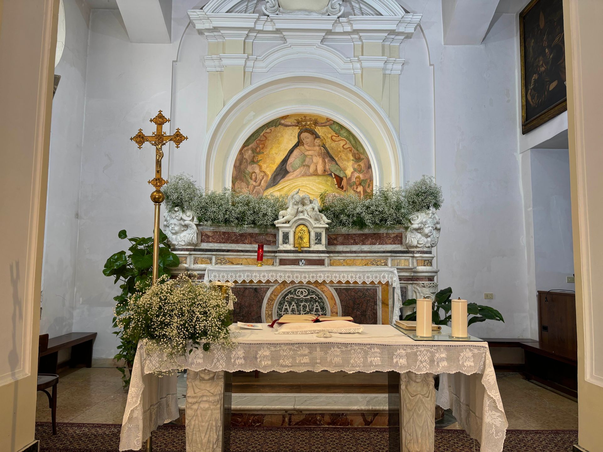 Matrimonio con chiesa addobbata
