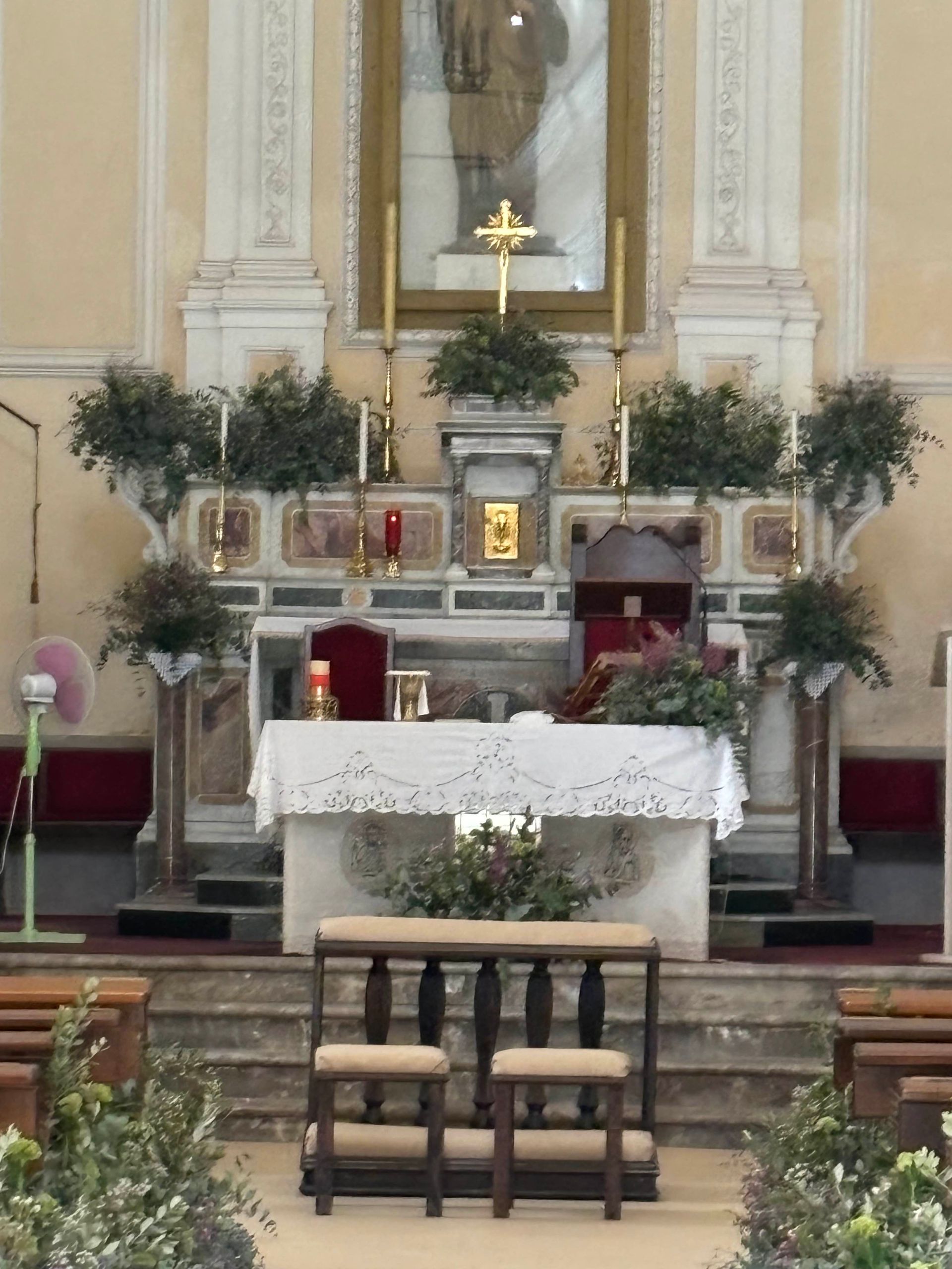 Wedding, chiesa con addobbi floreali