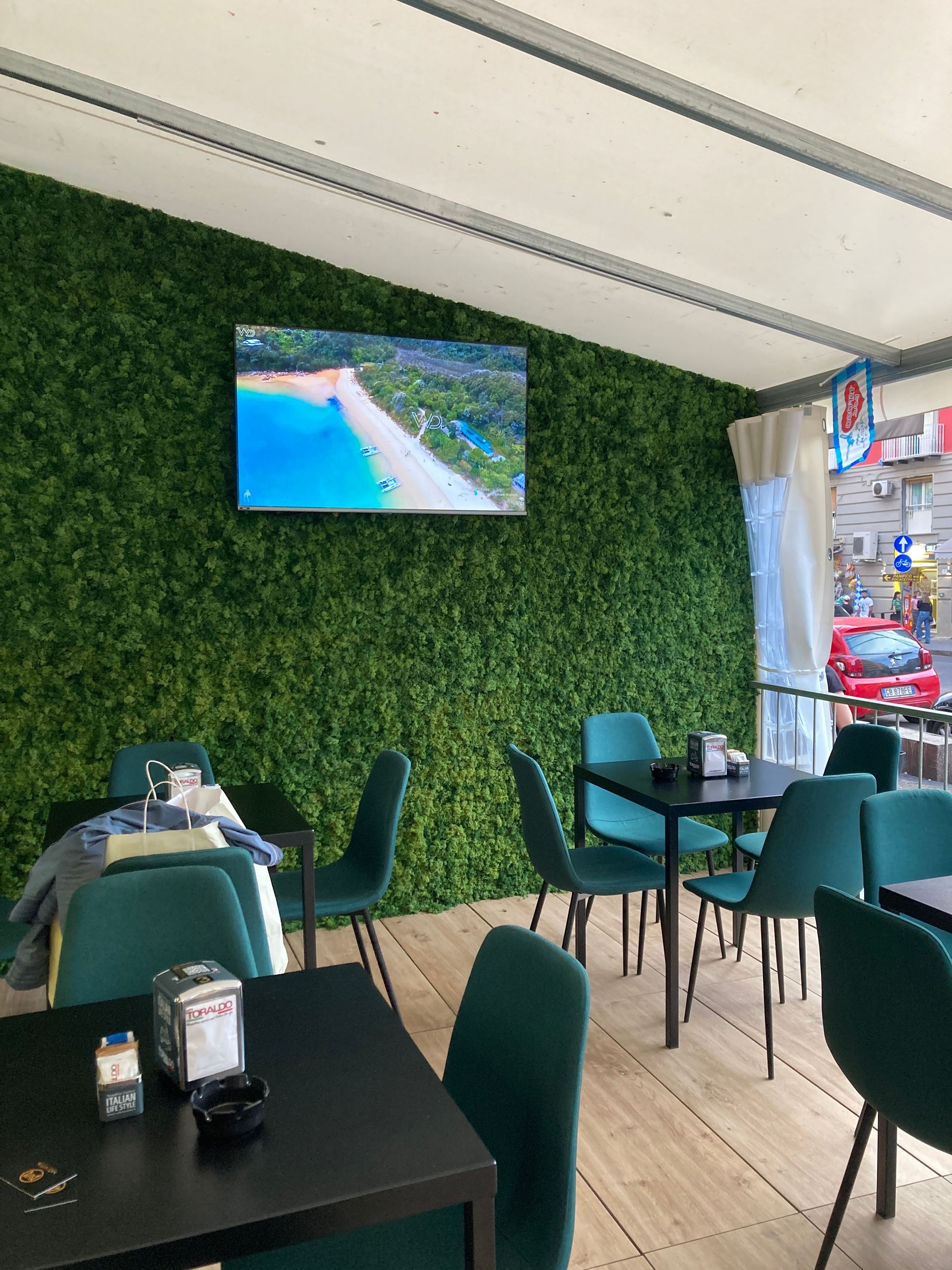 Parete con rampicanti artificiali per interno caffetteria