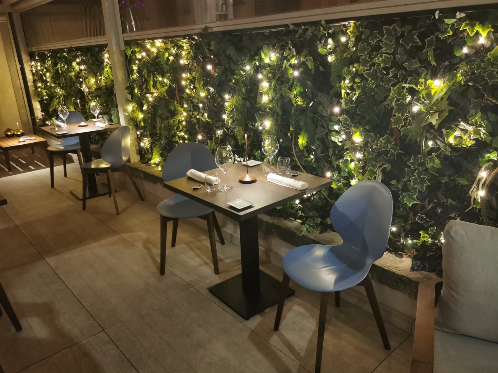 Parete interno ristorante composta da piante artificiali