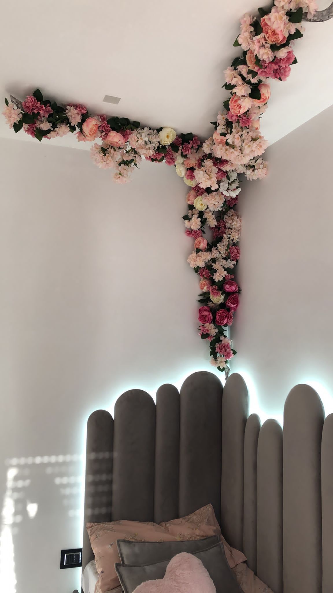 Angolo partei addobbato con fiori artificiali