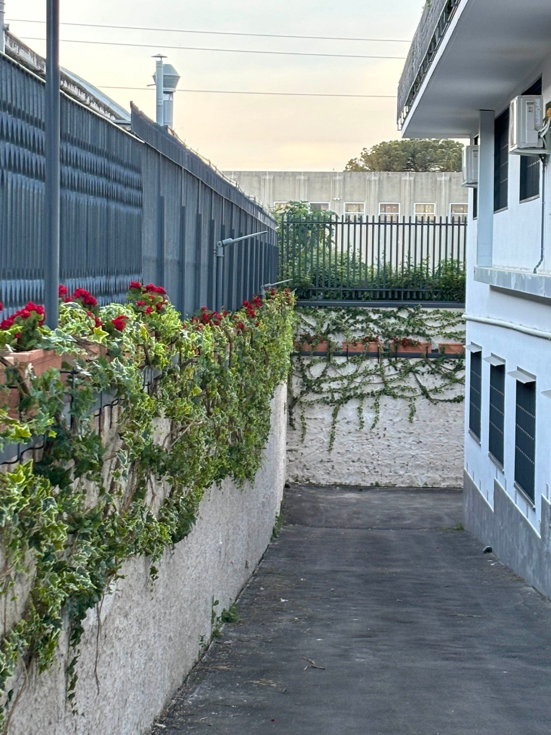 Allestimento con fiori e piante artificiali