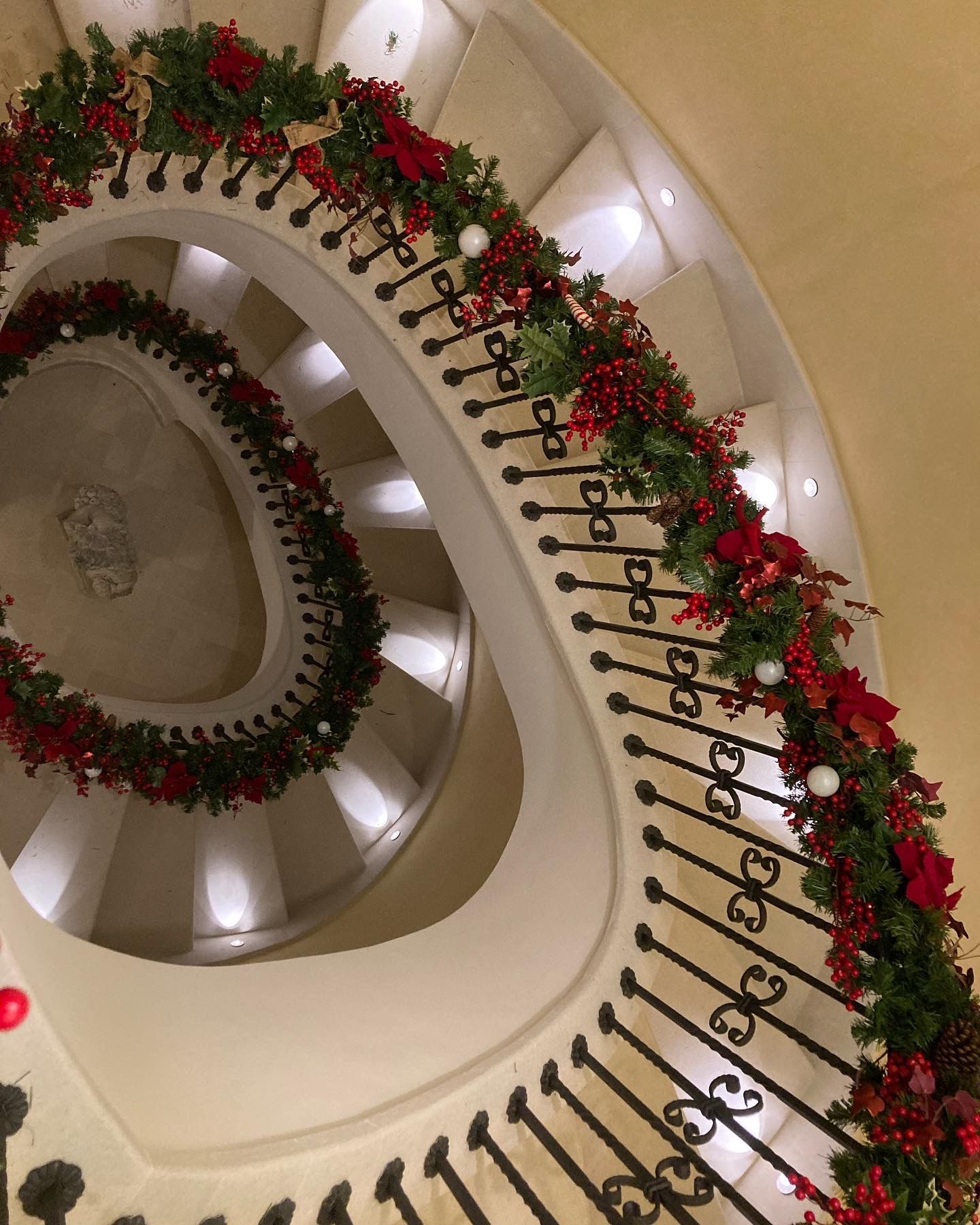 Scala con addobbi e decorazioni natalizie