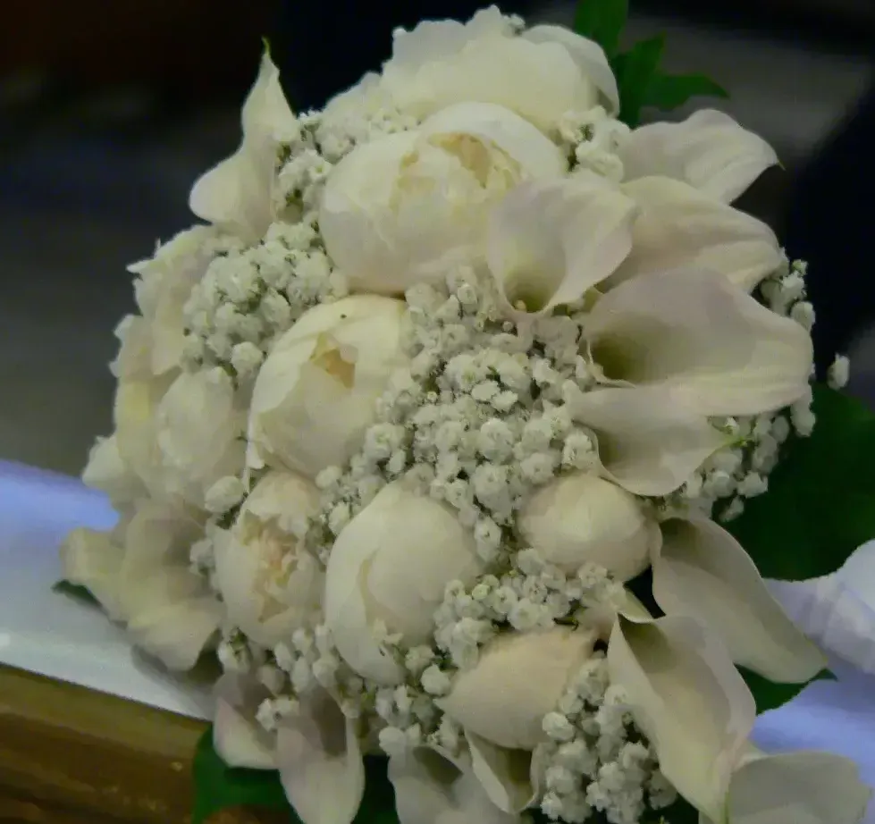 Splendido di bouquet di rose bianche per sposa