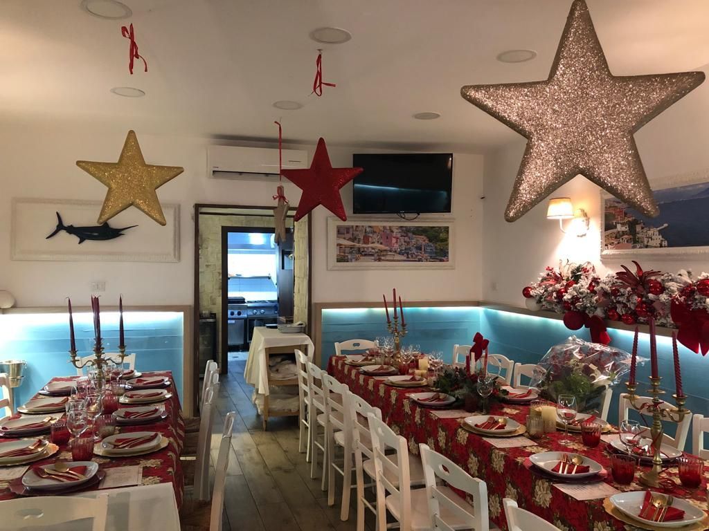 Ristorante addobbato con composizioni floreali natalizie